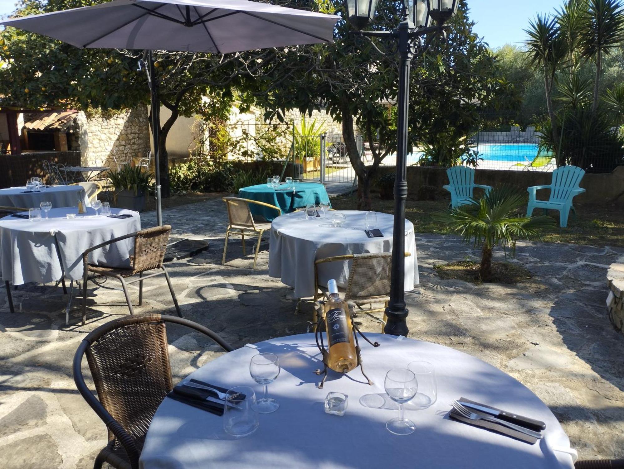 Logis Hotel Restaurant L'Esquielle Saint-Genies-de-Malgoires Eksteriør billede