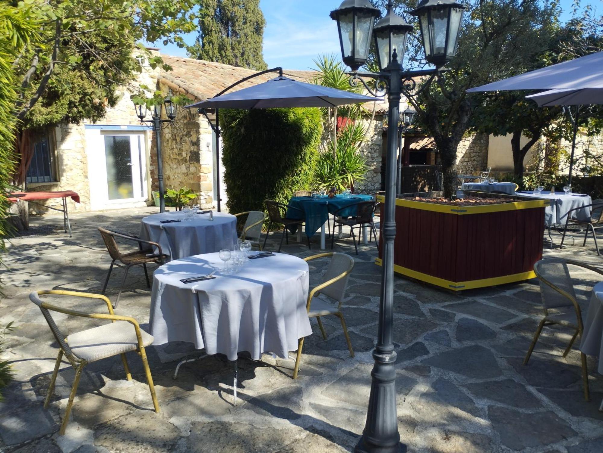 Logis Hotel Restaurant L'Esquielle Saint-Genies-de-Malgoires Eksteriør billede