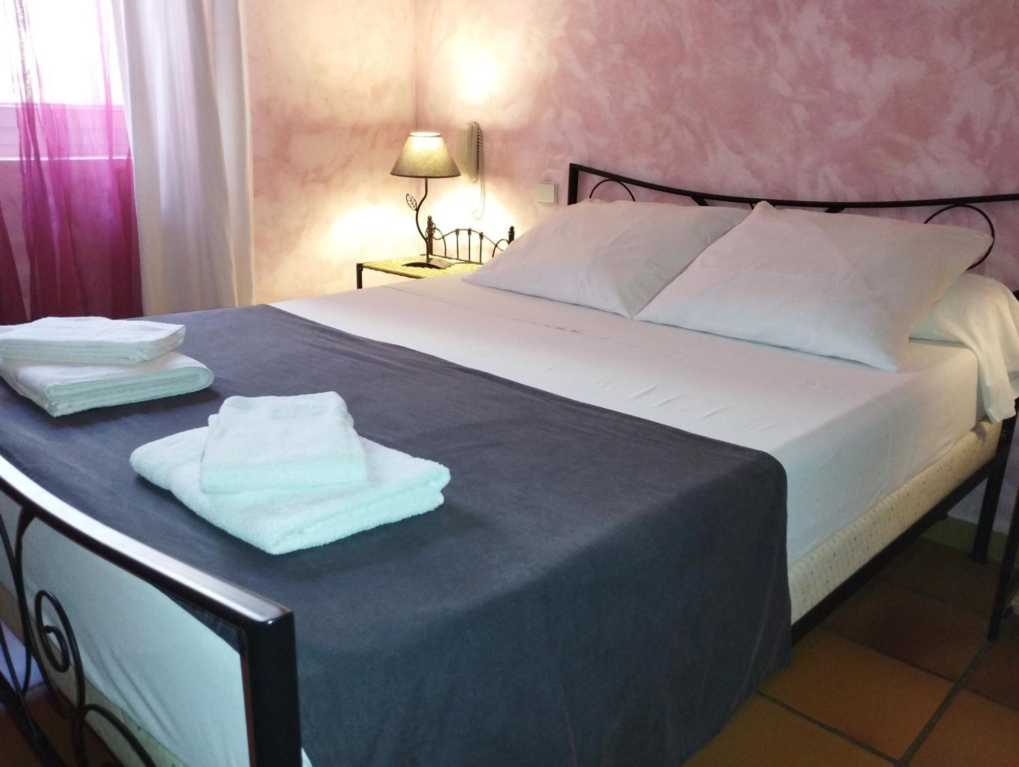 Logis Hotel Restaurant L'Esquielle Saint-Genies-de-Malgoires Eksteriør billede